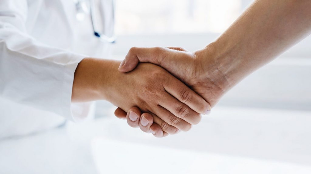 AGB – Nahaufnahme eines Handschlags zwischen zwei Personen, symbolisierend eine getroffene Vereinbarung.