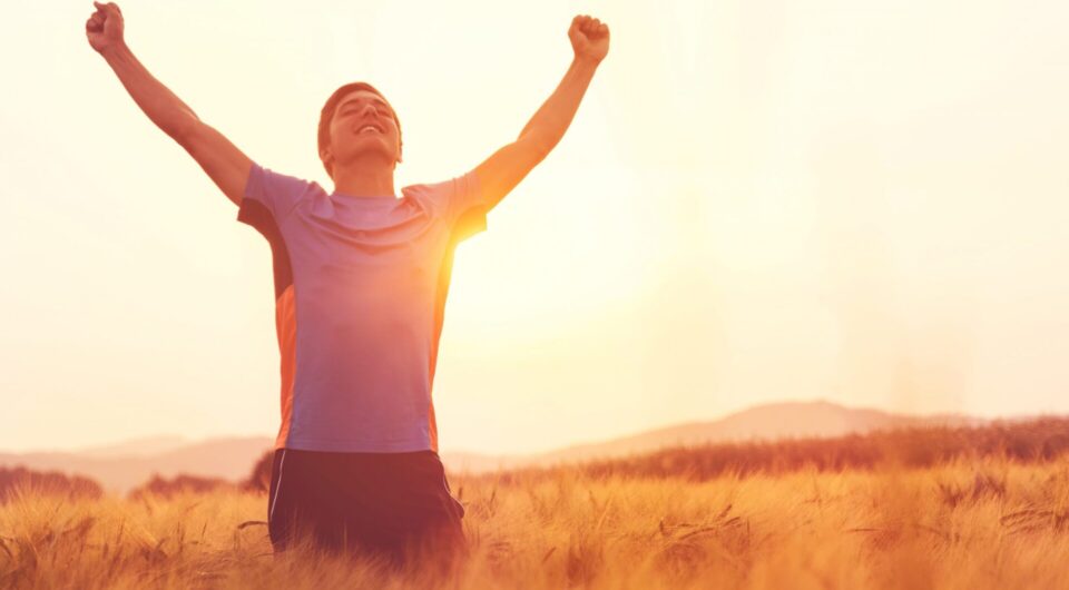 Junger Mann jubelnd nach Jogging Junger Mann jubelnd nach Jogging