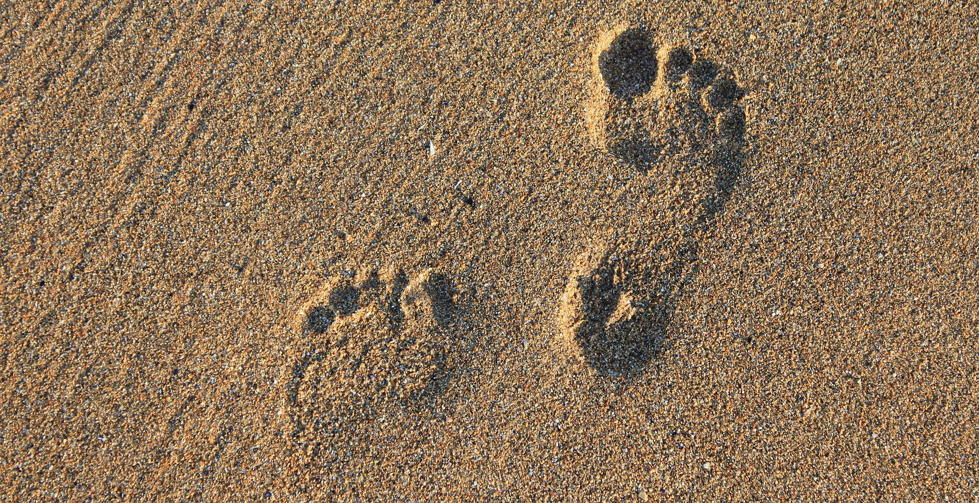 2 footsteps in the sand