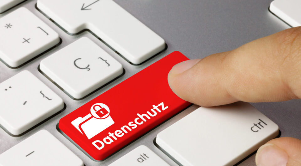 Datenschutz – Ihre Daten in sicheren Händen. Datenschutz – Symbolbild eines Vorhängeschlosses auf einer Computertastatur, das Datensicherheit und Schutz der Privatsphäre darstellt.
