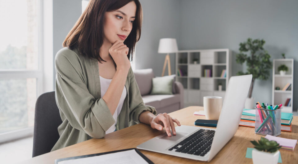 Kostenfreies Orientierungsgespräch – Der erste Schritt zu regenerativer Gesundheit und Performance-Medizin. Nachdenkliche Frau am Laptop, die den ersten Schritt zu regenerativer Gesundheit plant – Symbol für Orientierung und den Beginn einer neuen Gesundheitsreise.