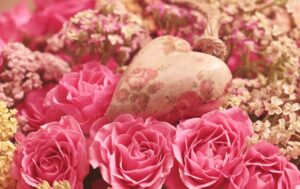 Herz in einem Rosenblütenmeer