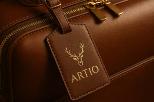 a bag with a little sign on it saying ARTIO